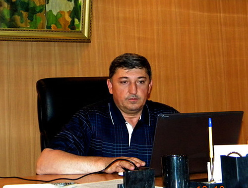 Макшарип Аушев незадолго до гибели в своем кабинете в офисе в Назрани. 12 октября 2009 года. Фото "Кавказского узла" Макшарип Аушев незадолго до гибели в своем кабинете в офисе в Назрани. 12 октября 2009 года. Фото "Кавказского узла"