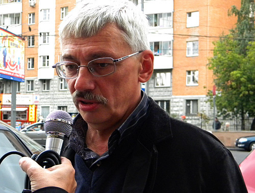 Олег Орлов у дверей Хамовнического суда перед заседанием 13 сентября 2010 года. Фото "Кавказского узла" Олег Орлов у дверей Хамовнического суда перед заседанием 13 сентября 2010 года. Фото "Кавказского узла"