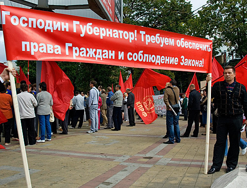 Митинг протеста в защиту прав дольщиков, против произвола судебных и правоохранительных органов и несоблюдения государственными органами законных прав граждан. Краснодар, 2 октября 2010 года. Автор фото Юрий Власов Митинг протеста в защиту прав дольщиков, против произвола судебных и правоохранительных органов и несоблюдения государственными органами законных прав граждан. Краснодар, 2 октября 2010 года. Автор фото Юрий Власов
