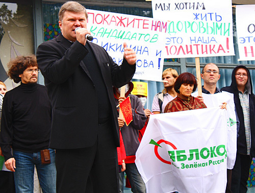 Лидер партии "Яблоко" Сергей Митрохин выступает на предвыборном митинге в Туапсе, 3 октября 2010 года. Фото "Кавказского узла" Лидер партии "Яблоко" Сергей Митрохин выступает на предвыборном митинге в Туапсе, 3 октября 2010 года. Фото "Кавказского узла"