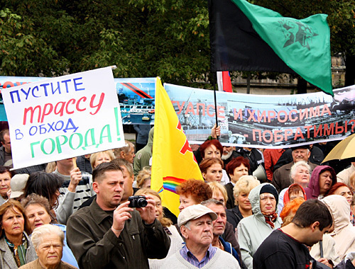 Черно-зеленый флаг экозащитников над собравшимися на митинге
жителями Туапсе, 3 октября 2010 года. Фото "Кавказского узла" Черно-зеленый флаг экозащитников над собравшимися на митинге
жителями Туапсе, 3 октября 2010 года. Фото "Кавказского узла"