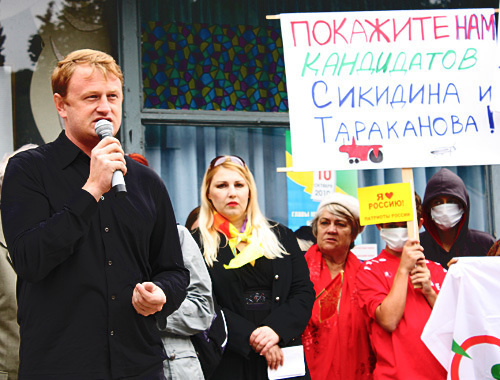 Алексей Дымовский выступает на акции протеста в Туапсе, 3 октября 2010 года. Фото "Кавказского узла"