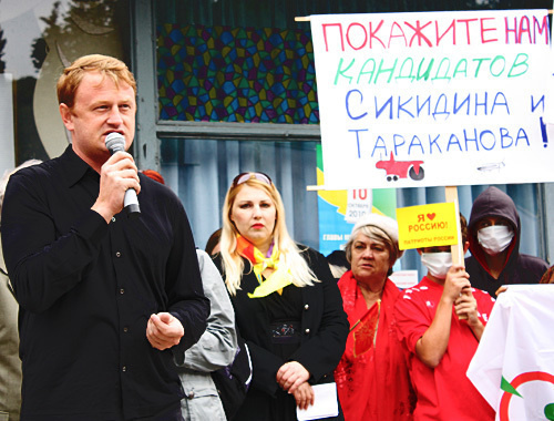 Алексей Дымовский выступает на акции протеста в Туапсе, 3 октября 2010 года. Фото "Кавказского узла" Алексей Дымовский выступает на акции протеста в Туапсе, 3 октября 2010 года. Фото "Кавказского узла"