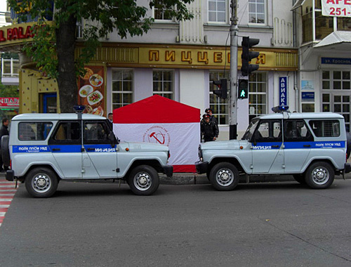 Палатки КПРФ и милиция на пересечении центральных улиц Красная и Северная в Краснодаре, 6 октября 2010 года. Фото "Кавказского узла" Палатки КПРФ и милиция на пересечении центральных улиц Красная и Северная в Краснодаре, 6 октября 2010 года. Фото "Кавказского узла"
