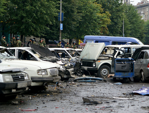 Последствия теракта возле Центрального рынка Владикавказа, 9 сентября 2010 года. Владимир Мукагов для "Кавказского узла" Последствия теракта возле Центрального рынка Владикавказа, 9 сентября 2010 года. Владимир Мукагов для "Кавказского узла"