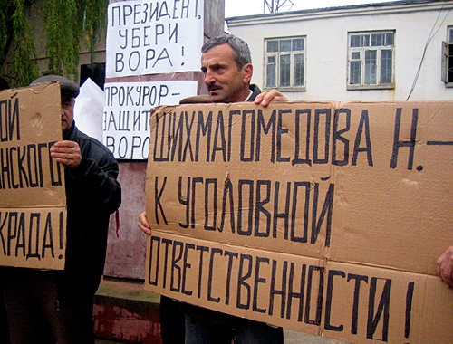 Митинг протеста в селении Хучни Табасаранского района Дагестана. 1 ноября 2010 года. Фото "Кавказского узла"

