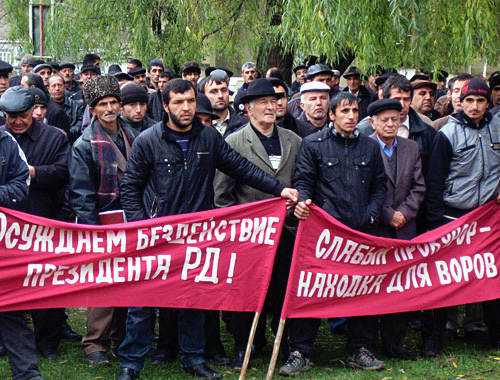Участники антикоррупционного митинга в селении Хучни Табасаранского района Дагестана. 1 ноября 2010 года. Фото "Кавказского узла" Участники антикоррупционного митинга в селении Хучни Табасаранского района Дагестана. 1 ноября 2010 года. Фото "Кавказского узла"