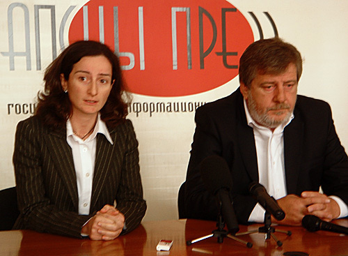 Начальник международного отдела МИД Абхазии Лана Агрба и полпред президента республики в Гальском районе Руслан Кишмария на пресс-конференции в Сухуме, 3 ноября 2010 года. Фото "Кавказского узла" Начальник международного отдела МИД Абхазии Лана Агрба и полпред президента республики в Гальском районе Руслан Кишмария на пресс-конференции в Сухуме, 3 ноября 2010 года. Фото "Кавказского узла"