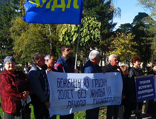 Вынужденные переселенцы - участники пикета ЛДПР. Владикавказ, Площадь Победы, 4 ноября 2010 года. Фото "Кавказского узла" Вынужденные переселенцы - участники пикета ЛДПР. Владикавказ, Площадь Победы, 4 ноября 2010 года. Фото "Кавказского узла"