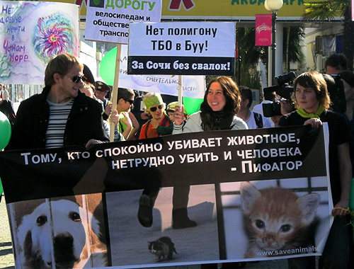 Участники экологического марша на Приморской набережной Сочи, 7 ноября 2010 года. Фото "Кавказского узла" Участники экологического марша на Приморской набережной Сочи, 7 ноября 2010 года. Фото "Кавказского узла"