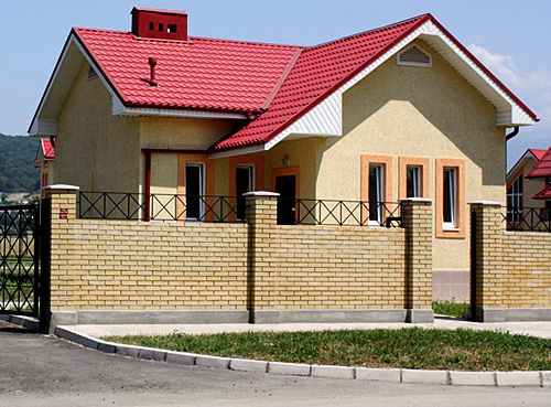 Жилой дом в селе Некрасовское, Имеретинская низменность, Сочи, 4 августа 2010 года. Фото "Кавказского узла" Жилой дом в селе Некрасовское, Имеретинская низменность, Сочи, 4 августа 2010 года. Фото "Кавказского узла"
