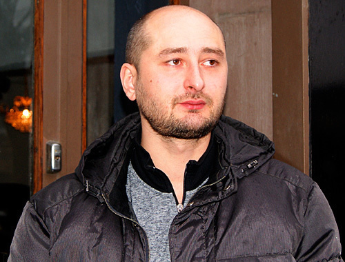 Аркадий Бабченко у здания театра Kokoteatteri в Хельсинки, 15 ноября 2010 года. Фото "Кавказского узла" Аркадий Бабченко у здания театра Kokoteatteri в Хельсинки, 15 ноября 2010 года. Фото "Кавказского узла"