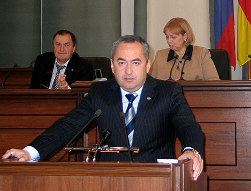 Таймураз Тускаев на заседании парламента Северной Осетии 29 ноября 2010 года. Фото "Кавказского узла" Таймураз Тускаев на заседании парламента Северной Осетии 29 ноября 2010 года. Фото "Кавказского узла"