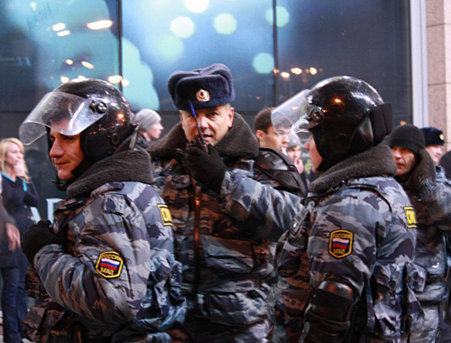 Сотрудники ОМОН перед торговым центром "Европейский". Москва, 15 декабря 2010 года. Фото "Кавказского узла" Сотрудники ОМОН перед торговым центром "Европейский". Москва, 15 декабря 2010 года. Фото "Кавказского узла"