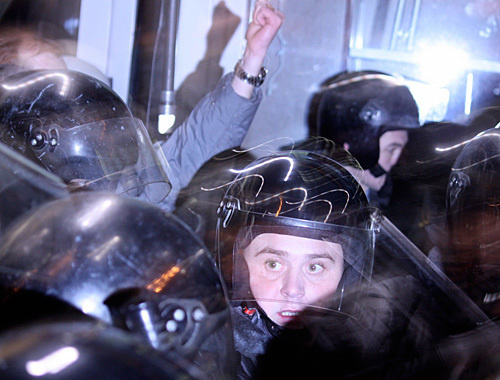Столкновение ОМОНа с уроженцами Кавказа и националистами у станции метро "Киевская" в Москве, 15 декабря 2010 года. Фото "Кавказского узла" Столкновение ОМОНа с уроженцами Кавказа и националистами у станции метро "Киевская" в Москве, 15 декабря 2010 года. Фото "Кавказского узла"