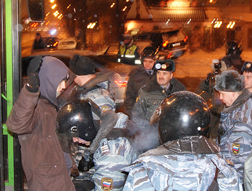 Досмотр участников акции на территории Останкинского парка. Москва, 18 декабря 2010 года. Фото "Кавказского узла" Досмотр участников акции на территории Останкинского парка. Москва, 18 декабря 2010 года. Фото "Кавказского узла"