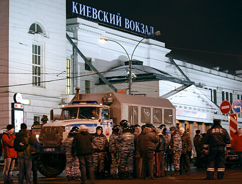 Сотрудники ОМОН перед зданием Киевского вокзала в Москве, 15 декабря 2010 года. Фото "Кавказского узла" Сотрудники ОМОН перед зданием Киевского вокзала в Москве, 15 декабря 2010 года. Фото "Кавказского узла"