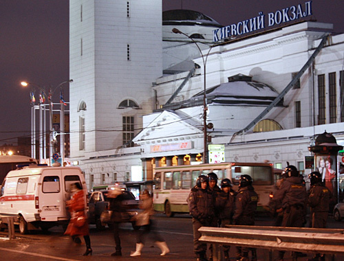 Сотрудники правоохранительных органов около здания Киевского вокзала в Москве, 15 декабря 2010 года. Фото "Кавказского узла" Сотрудники правоохранительных органов около здания Киевского вокзала в Москве, 15 декабря 2010 года. Фото "Кавказского узла"
