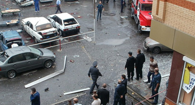 Последствия теракта возле Центрального рынка Владикавказа в Северной Осетии, 9 сентября 2010 года. Фото: http://skfonews.ru, автор Феликс Киреев Последствия теракта возле Центрального рынка Владикавказа в Северной Осетии, 9 сентября 2010 года. Фото: http://skfonews.ru, автор Феликс Киреев