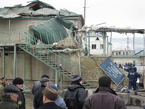 Последствия взрыва на базе ДПС в Махачкале 6 января 2010 года. Фото "Кавказского узла" Последствия взрыва на базе ДПС в Махачкале 6 января 2010 года. Фото "Кавказского узла"