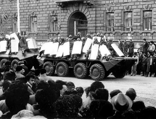 Советские войска в Баку, январь 1990 года. Фото: http://kackad.com Советские войска в Баку, январь 1990 года. Фото: http://kackad.com