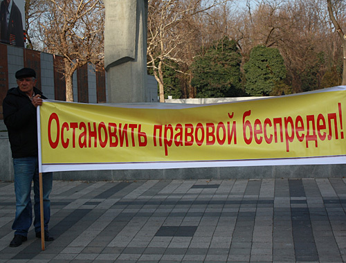 Участник акции "Пикет-19" в Краснодаре, 22 января 2011 года. Фото "Кавказского узла" Участник акции "Пикет-19" в Краснодаре, 22 января 2011 года. Фото "Кавказского узла"