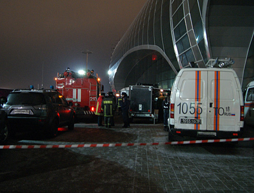 Оцепленная зона у входа в аэропорт "Домодедово", 24 января 2011 года. Фото "Кавказского узла" Оцепленная зона у входа в аэропорт "Домодедово", 24 января 2011 года. Фото "Кавказского узла"