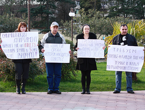 Участники акции протеста против нарушений прав граждан, Сочи, 22 января 2011 года. Фото "Кавказского узла" Участники акции протеста против нарушений прав граждан, Сочи, 22 января 2011 года. Фото "Кавказского узла"