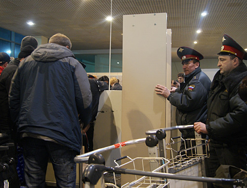 Досмотр пассажиров на входе в здание аэропорта "Домодедово", 24 января 2011 года. Фото "Кавказского узла" Досмотр пассажиров на входе в здание аэропорта "Домодедово", 24 января 2011 года. Фото "Кавказского узла"