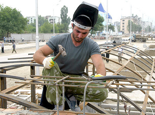 Работы по восстановлению Грозного, 2006 год. Фото с сайта www.chechnyafree.ru Работы по восстановлению Грозного, 2006 год. Фото с сайта www.chechnyafree.ru