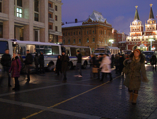 Милицейские автобусы на Манежной площади в Москве, 11 февраля 2011 года. Фото "Кавказского узла" Милицейские автобусы на Манежной площади в Москве, 11 февраля 2011 года. Фото "Кавказского узла"
