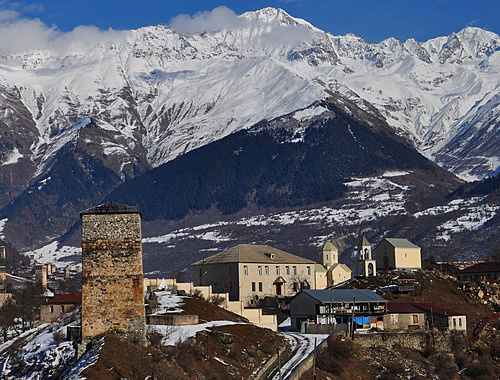 Поселок Местия, Сванетия (Грузия). Фото: www.flickr.com/photos/leonio, автор Леван Ниорадзе Поселок Местия, Сванетия (Грузия). Фото: www.flickr.com/photos/leonio, автор Леван Ниорадзе