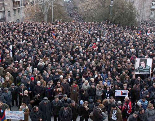 Митинг оппозиции в Ереване, 18 февраля 2011 г. Фото с сайта www.photolure.am Митинг оппозиции в Ереване, 18 февраля 2011 г. Фото с сайта www.photolure.am