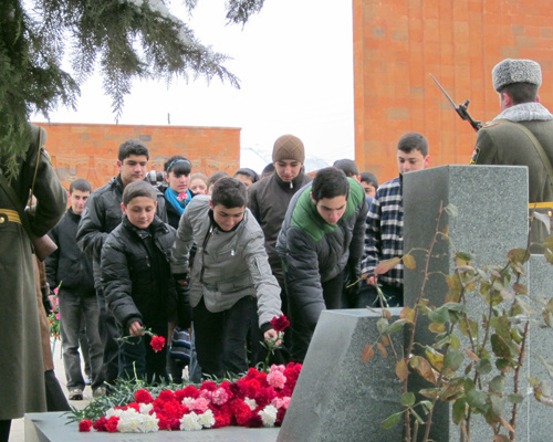 Учащиеся школы №3 возлагают цветы к памятнику жертвам погромов в Сумгаите. Нагорный Карабах, Степанакерт, Мемориальный комплекс. 28.02.2011. Фото "Кавказского узла". Учащиеся школы №3 возлагают цветы к памятнику жертвам погромов в Сумгаите. Нагорный Карабах, Степанакерт, Мемориальный комплекс. 28.02.2011. Фото "Кавказского узла".