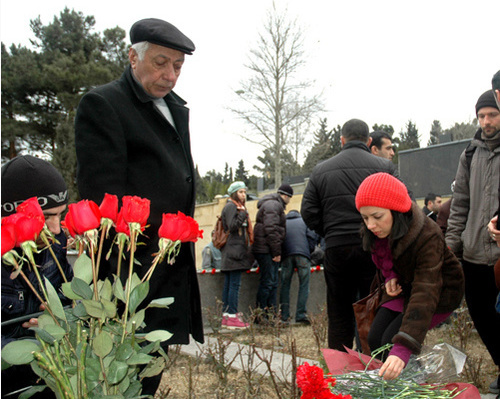 Ясамальское кладбище, Баку, 2 марта 2011 г. Журналисты и представители демократической общественности возлагают цветы на могилу главного редактора журнала "Монитор" Эльмара Гусейнова, убитого 2 марта 2005 года у порога своей квартиры. Второй слева -- отец покойного журналиста Сабир Гусейнов. Фото "Кавказского узла". Ясамальское кладбище, Баку, 2 марта 2011 г. Журналисты и представители демократической общественности возлагают цветы на могилу главного редактора журнала "Монитор" Эльмара Гусейнова, убитого 2 марта 2005 года у порога своей квартиры. Второй слева -- отец покойного журналиста Сабир Гусейнов. Фото "Кавказского узла".