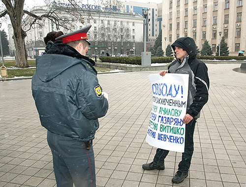 Одиночный пикет члена Экологической Вахты по Северному Кавказу в защиту Туапсинских политзаключённых в Краснодаре. 2 марта 2011 г. Фото: Газета "Да! Краснодар", http://dakrasnodar.ru/news/dacha-tkacheva-020311 Одиночный пикет члена Экологической Вахты по Северному Кавказу в защиту Туапсинских политзаключённых в Краснодаре. 2 марта 2011 г. Фото: Газета "Да! Краснодар", http://dakrasnodar.ru/news/dacha-tkacheva-020311