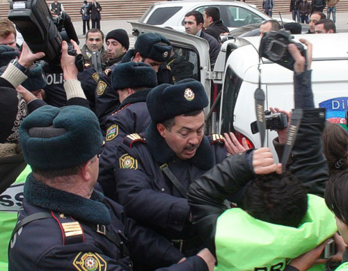 Разгон митинга оппозиции на площади Фонтанов в центре Баку, 12 марта 2011 г. Фото "Кавказского узла".
Разгон митинга оппозиции на площади Фонтанов в центре Баку, 12 марта 2011 г. Фото "Кавказского узла".