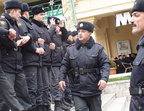 Полиция готовится к разгону митинга оппозиции на площади Фонтанов в центре Баку, 12 марта 2011 г. Фото "Кавказского узла". Полиция готовится к разгону митинга оппозиции на площади Фонтанов в центре Баку, 12 марта 2011 г. Фото "Кавказского узла".