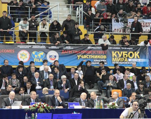 Кубок мира по вольной борьбе. Трибуны и vip-ложа Дворца спорта имени Али Алиева в Махачкале. На фото в центре президент Дагестана, президент FILA Рафаэллор Мартинетти. Дагестан, 19 марта 2011 г. Фото "Кавказского узла"
Кубок мира по вольной борьбе. Трибуны и vip-ложа Дворца спорта имени Али Алиева в Махачкале. На фото в центре президент Дагестана, президент FILA Рафаэллор Мартинетти. Дагестан, 19 марта 2011 г. Фото "Кавказского узла"
