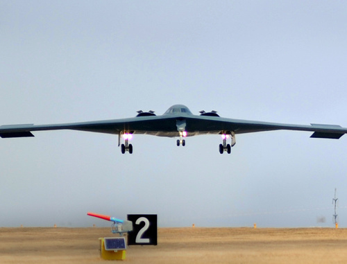 Американский стратегический бомбардировщик B-2 Спирит возвращается на базу после выполнения миссии по поддержке зоны, свободной от полетов, во исполнение резолюции Совбеза ООН №1973. 20 марта 2011г. Фото старшего пилота ВВС США Кенни Хольстона (www.flickr.com/photos/usairforce)
Американский стратегический бомбардировщик B-2 Спирит возвращается на базу после выполнения миссии по поддержке зоны, свободной от полетов, во исполнение резолюции Совбеза ООН №1973. 20 марта 2011г. Фото старшего пилота ВВС США Кенни Хольстона (www.flickr.com/photos/usairforce)