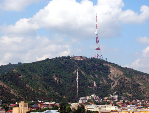 Телебашня на горе Мтацминда в Тбилиси. 2007 г. Фото: Alsandro, Wikimedia Commons Телебашня на горе Мтацминда в Тбилиси. 2007 г. Фото: Alsandro, Wikimedia Commons