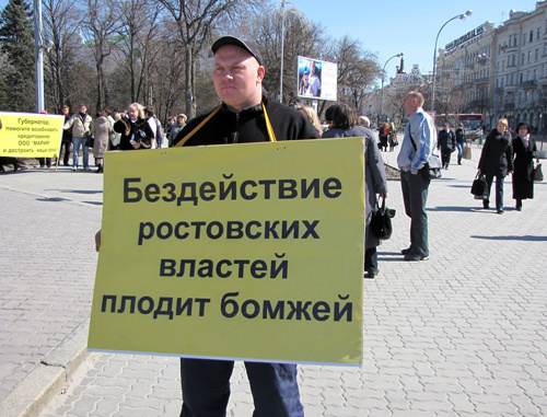На митинге обманутых дольщиков в Ростове-на-Дону 2 апреля 2011 года. Фото "Кавказского узла" На митинге обманутых дольщиков в Ростове-на-Дону 2 апреля 2011 года. Фото "Кавказского узла"