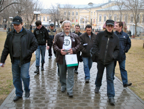 Участники митинга в рамках акции "Стратегия-31", Астрахань, 31 марта 2011 года. Фото: Сергей Кожанов для "Кавказского узла" Участники митинга в рамках акции "Стратегия-31", Астрахань, 31 марта 2011 года. Фото: Сергей Кожанов для "Кавказского узла"