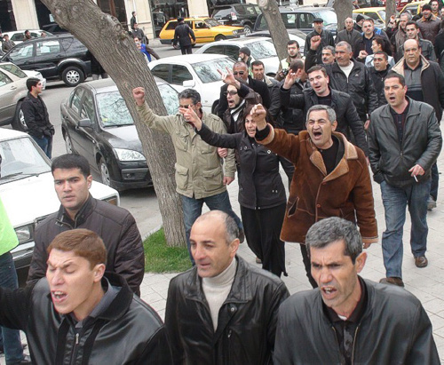 Азербайджан, митинг оппозиции в центре
Баку 2 апреля 2011 г. Участники акции идут вдоль сада "Хагани". Фото "Кавказского узла" Азербайджан, митинг оппозиции в центре
Баку 2 апреля 2011 г. Участники акции идут вдоль сада "Хагани". Фото "Кавказского узла"