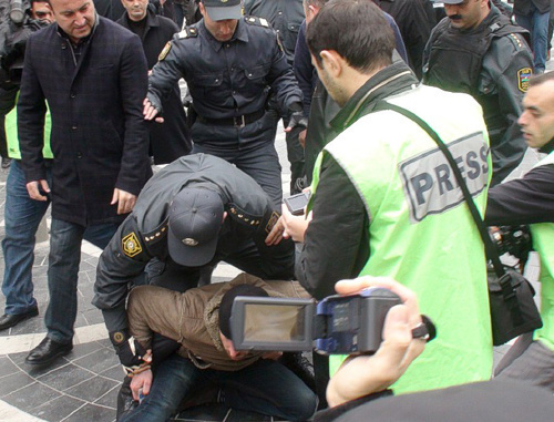 Полиция задерживает участника акции оппозиции 2 апреля 2011 г. в Баку. Фото "Кавказского узла" Полиция задерживает участника акции оппозиции 2 апреля 2011 г. в Баку. Фото "Кавказского узла"