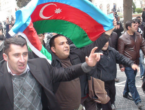  Азербайджан, Баку, митинг оппозиции в центре
города 2 апреля 2011 г.  Манифестанты шествуют по улице Низами ("Торговая"). С флагом Азербайджана -  пресс-секретарь партии Народного фронта Азербайджана, обозреватель газеты  "Азадлыг" Натиг Адилов (Гюльахмедоглу). Фото "Кавказского узла"
