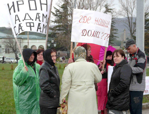 Участники митинга погорельцев на Привокзальной площади Цхинвала. 16 апреля 2011 г. Фото "Кавказского узла" Участники митинга погорельцев на Привокзальной площади Цхинвала. 16 апреля 2011 г. Фото "Кавказского узла"