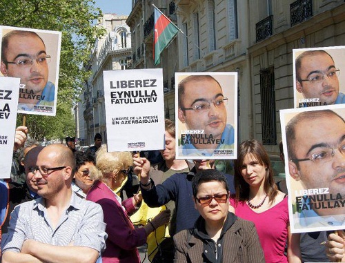 Париж, 20 апреля 2011 г. Акция протеста перед посольством Азербайджана с требованием освобождения журналиста Эйнуллы Фатуллаева. Фото: Радио Азадлыг, RFE/RL, http://www.azadliq.org Париж, 20 апреля 2011 г. Акция протеста перед посольством Азербайджана с требованием освобождения журналиста Эйнуллы Фатуллаева. Фото: Радио Азадлыг, RFE/RL, http://www.azadliq.org