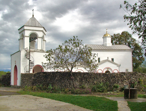 Храм святого Георгия Победоносца в селе Илор, Абхазия. 2010 г. Фото: http://cyxymu.livejournal.com Храм святого Георгия Победоносца в селе Илор, Абхазия. 2010 г. Фото: http://cyxymu.livejournal.com