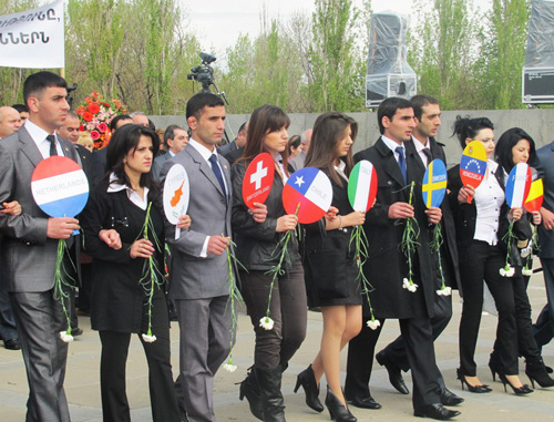 Традиционное траурное мероприятие у мемориала памяти жертв геноцида в Цицернакаберде. Молодые люди в руках держат изображения флагов всех тех государств, которые признали факт геноцида армян. Ереван, 24 апреля 2011 г. Фото "Кавказского узла"